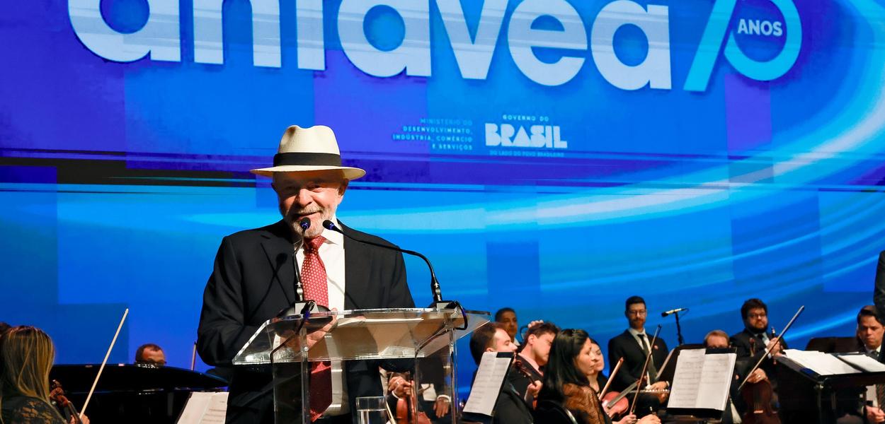 Lula celebra reindustrialização com trabalhadores, comemorando ganhos de renda.