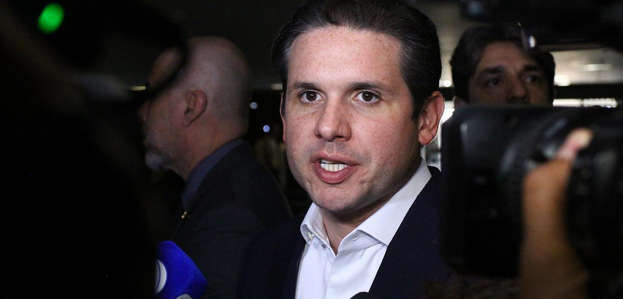 Hugo Motta fala sobre projeto de minerais críticos em ambiente de reunião de negócios.