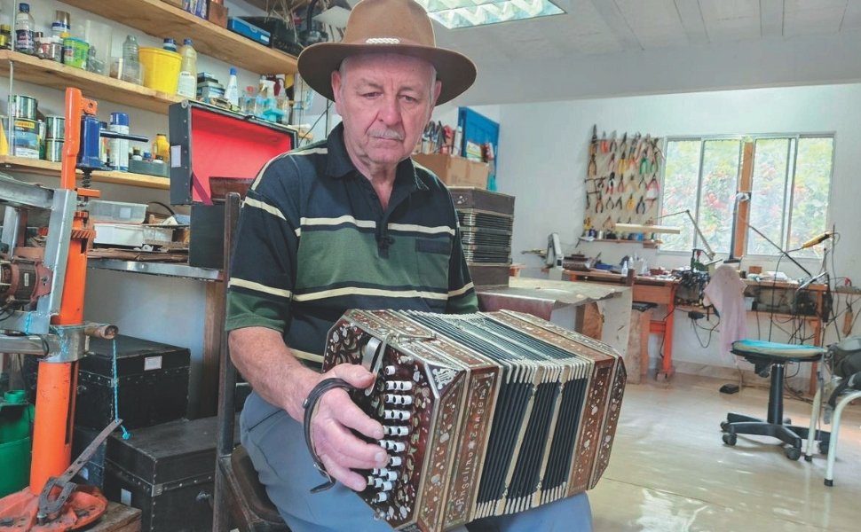 Seu Angelino: o último fabricante de concertinas em atividade no Espírito Santo