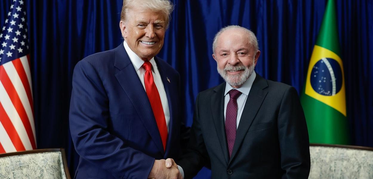 Representantes do Brasil e EUA assinam acordo sobre terras raras em cerimônia oficial.