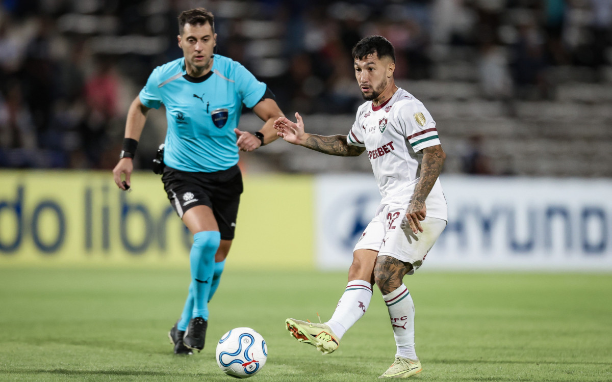 Acosta surpreende e atua por 90 minutos em partida do Fluminense pela Libertadores