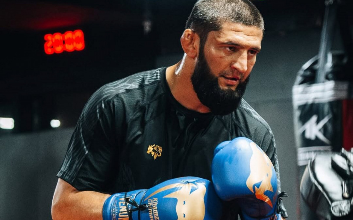 Chimaev responde ameaças de Strickland antes do UFC 328: 'Deixa ele vir'