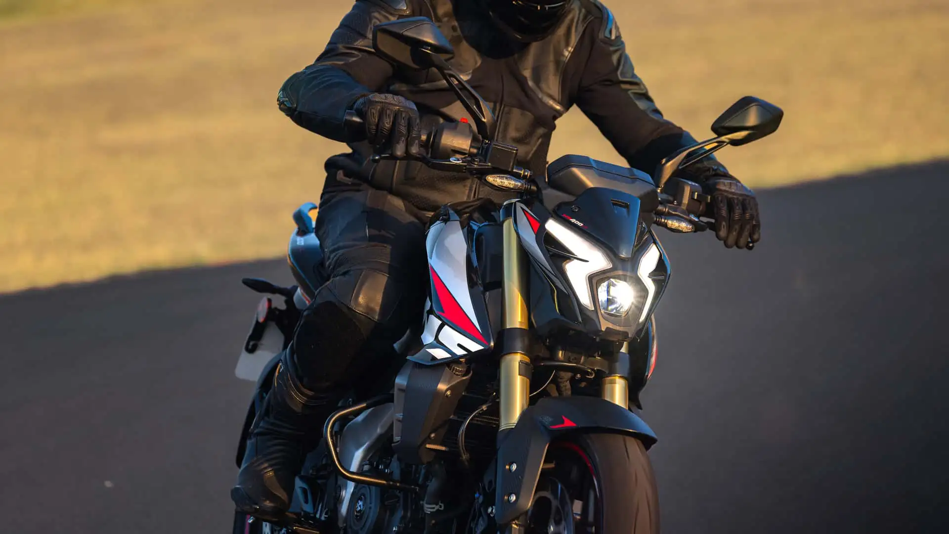 Motos em abril: Honda lidera, mas Bajaj chega à 5a posição pela primeira vez