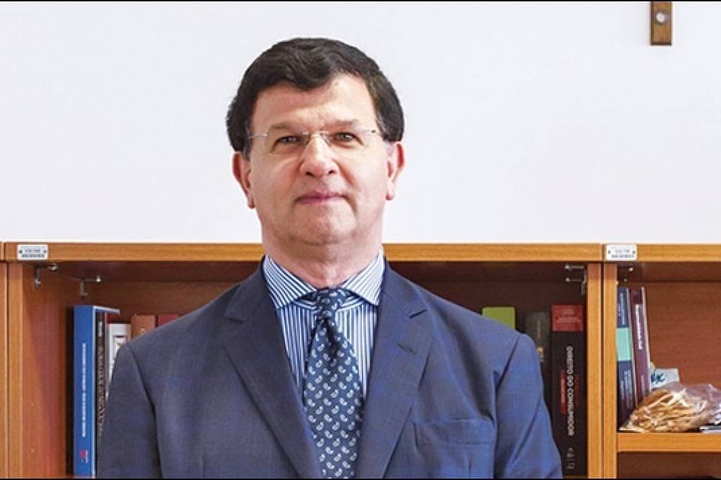 Juiz que alterou atos diz que desafetos querem retirar sua toga