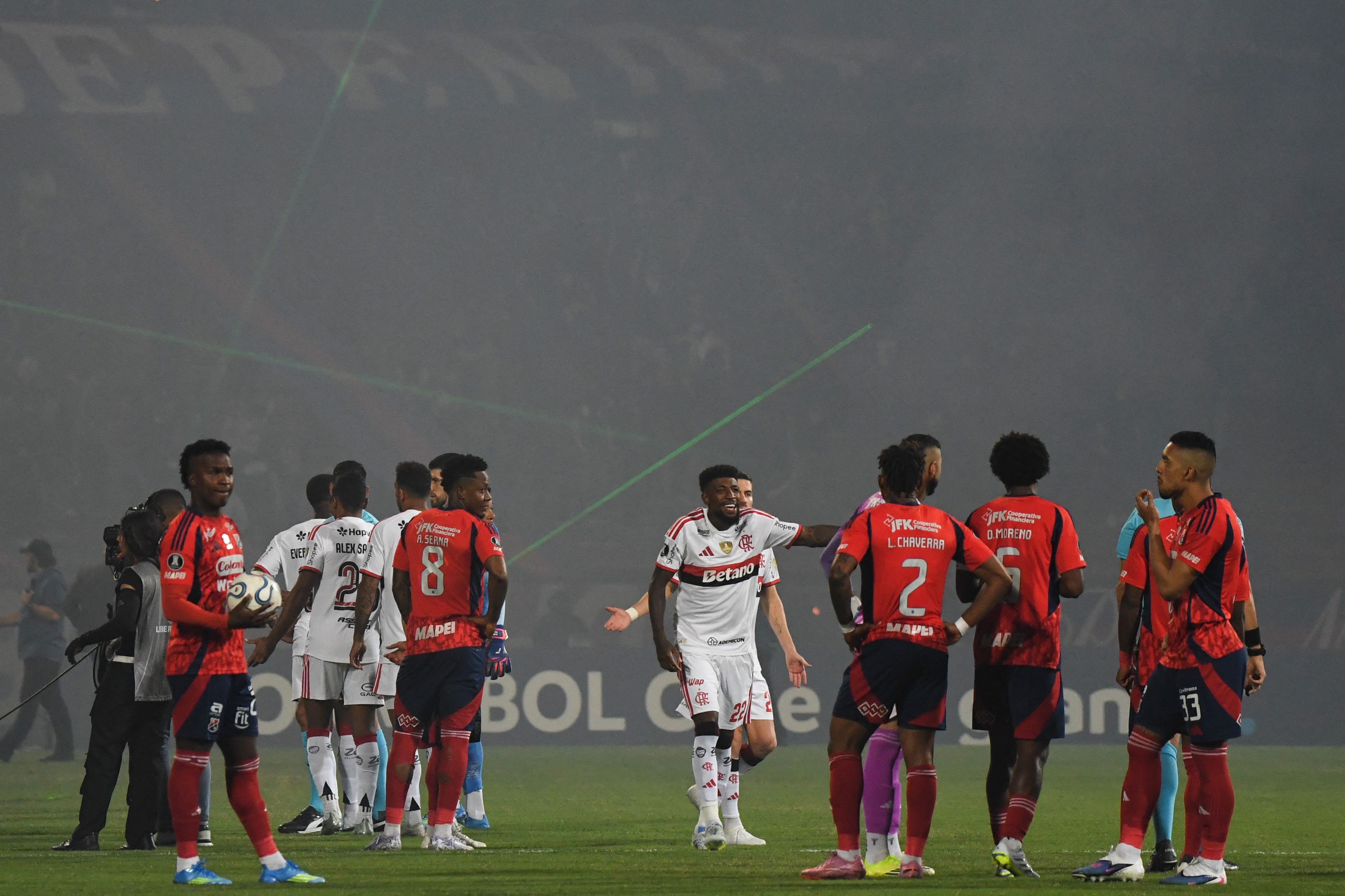 Jogo do Flamengo na Libertadores é interrompido por conta de confusão na torcida do Independiente Medellín