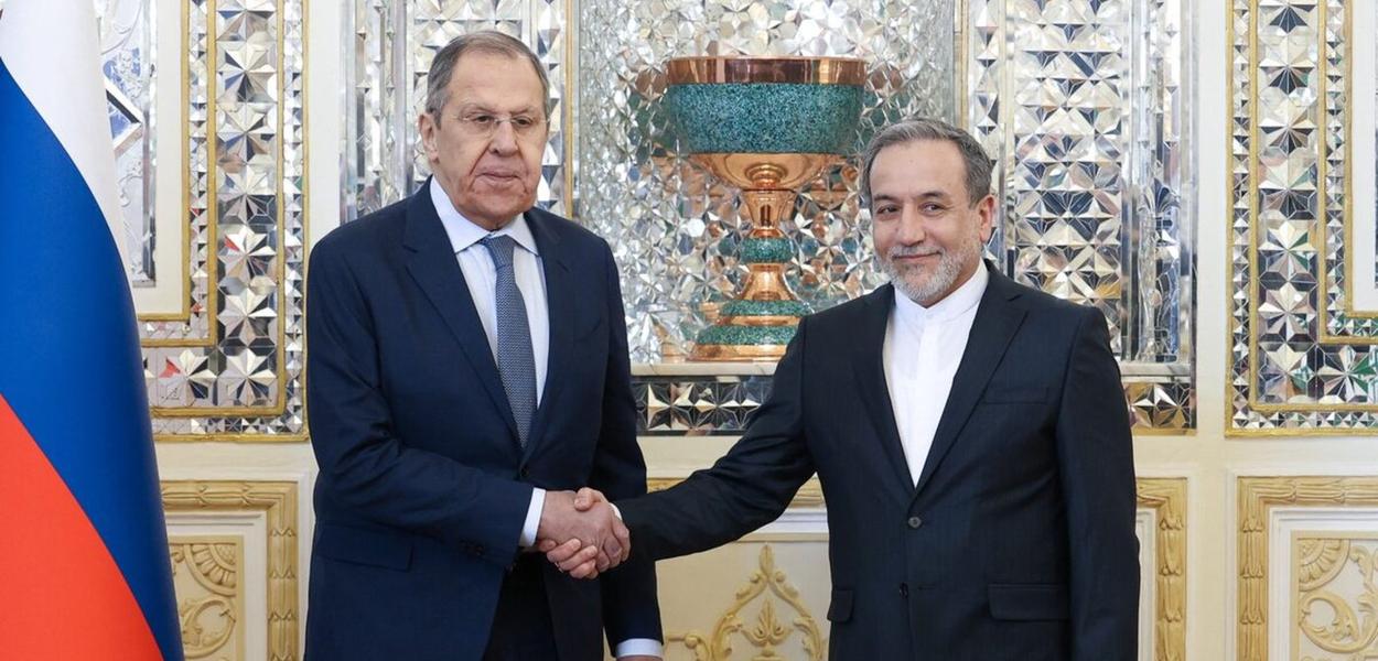 Representantes da Rússia e Iraque se reúnem em conferência de imprensa, rejeitando resolução dos EUA sobre o Estreito de Ormuz.