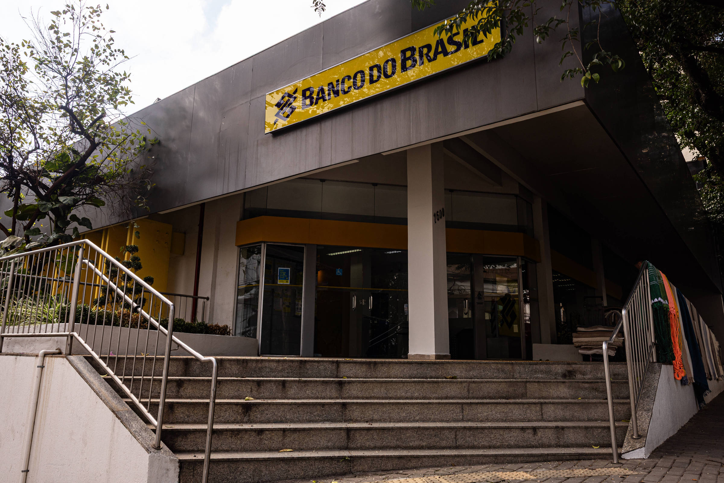 Imagem de uma lista de números de WhatsApp de bancos e aplicativos financeiros.