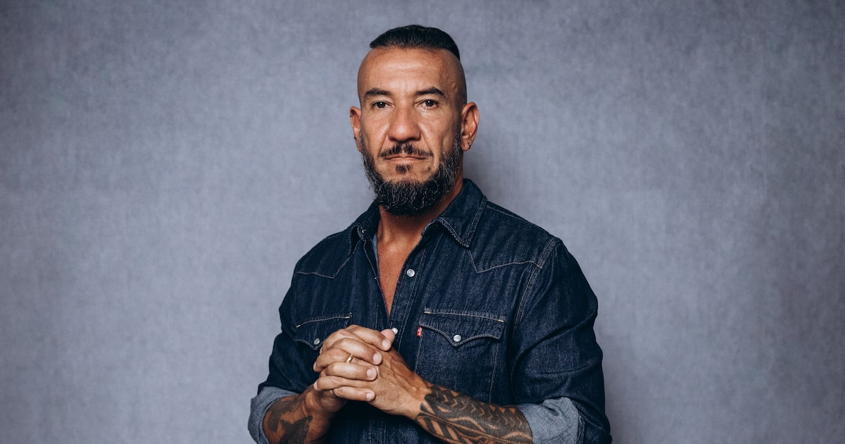 Raimundos em cena de entrevista emocionada após conversão religiosa.