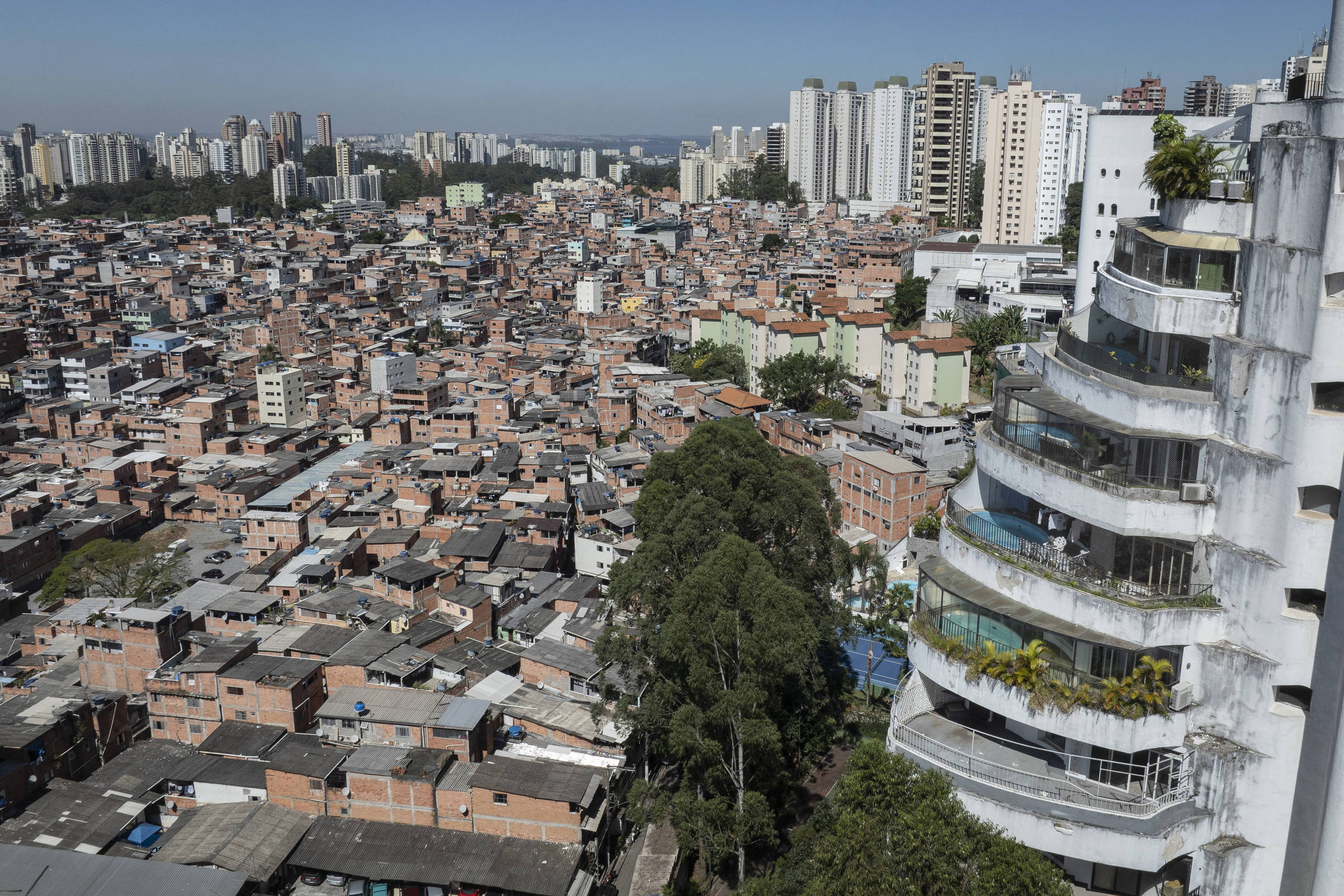 Gráfico do IBGE mostrando tendência de desigualdade econômica em 2025.