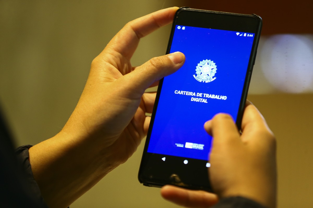 Renda média no Brasil bate recorde e chega a R$ 2.264 em 2025