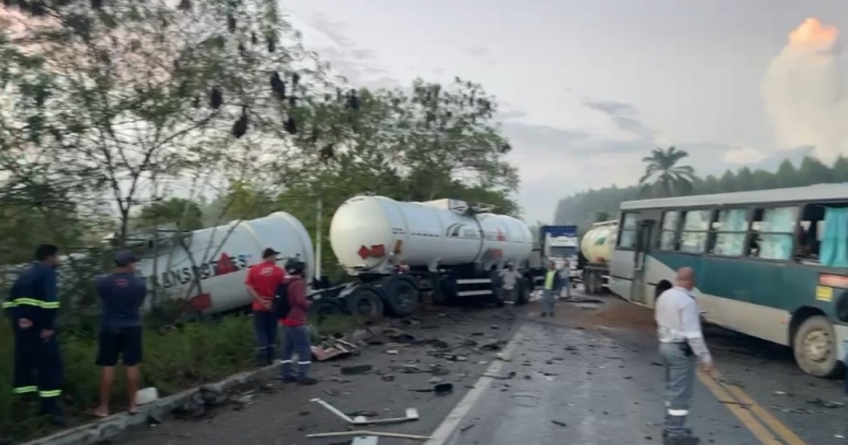 Motorista morre em acidente entre ônibus e carretas no Extremo Sul baiano