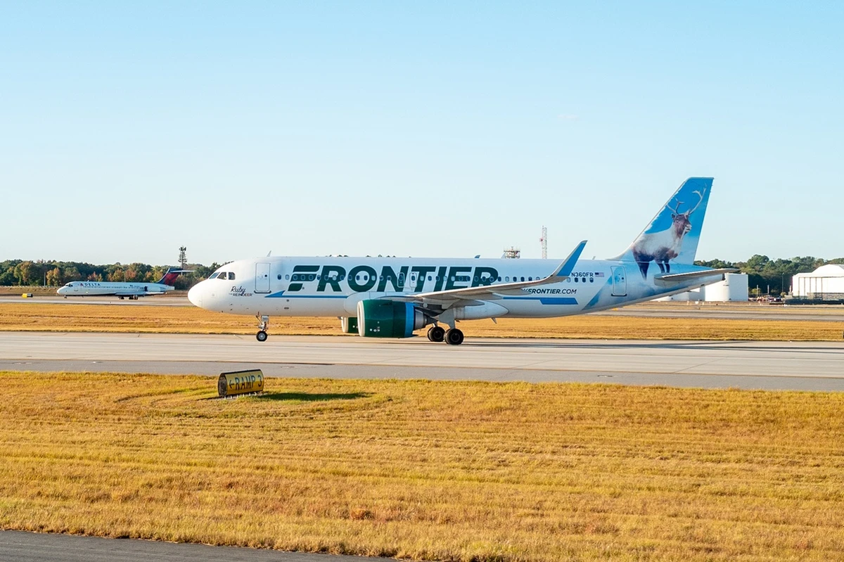 Avião atropela pedestre na hora da decolagem e voo é cancelado nos EUA