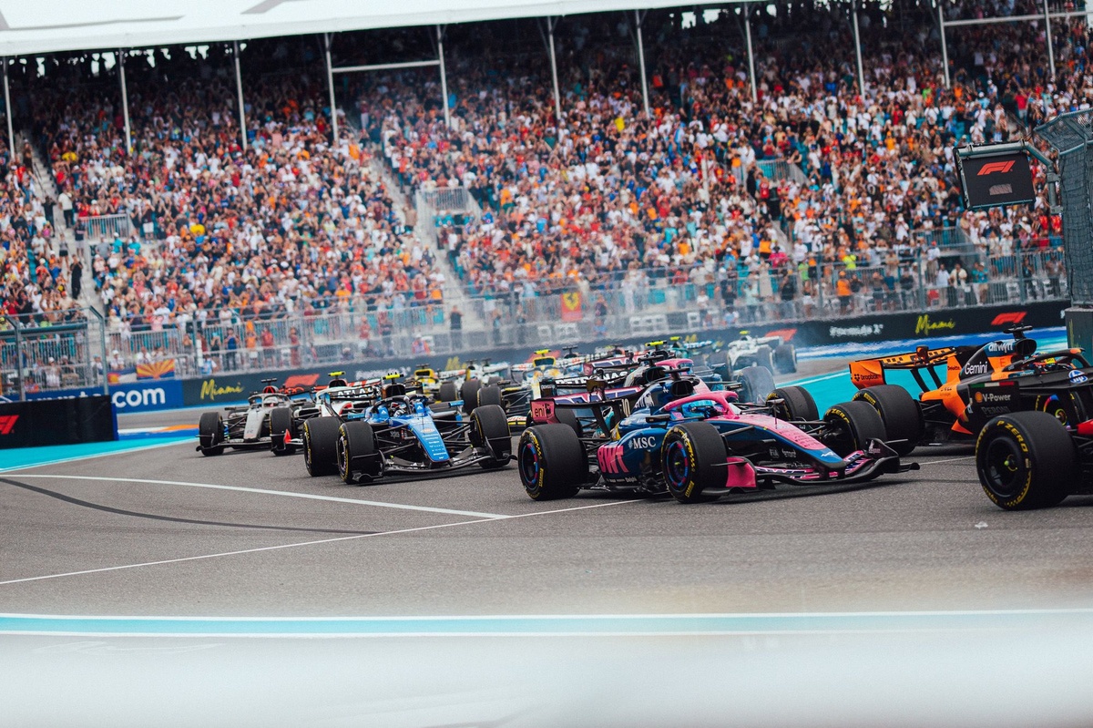Executivos da FIA discutem mudanças nos motores da F1 em reunião de imprensa.