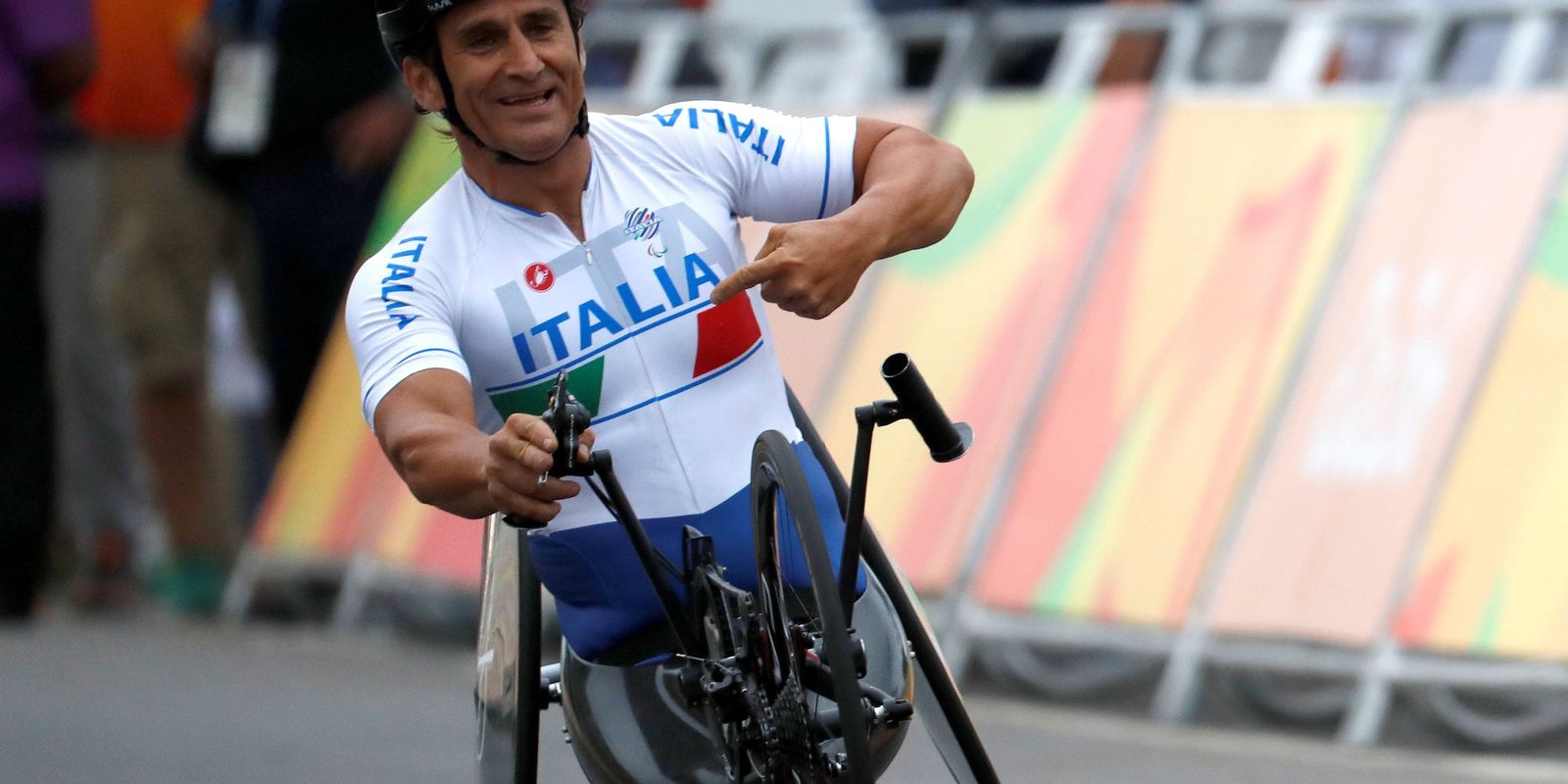 Morre Alex Zanardi, ex-piloto de Fórmula 1 e campeão paralímpico