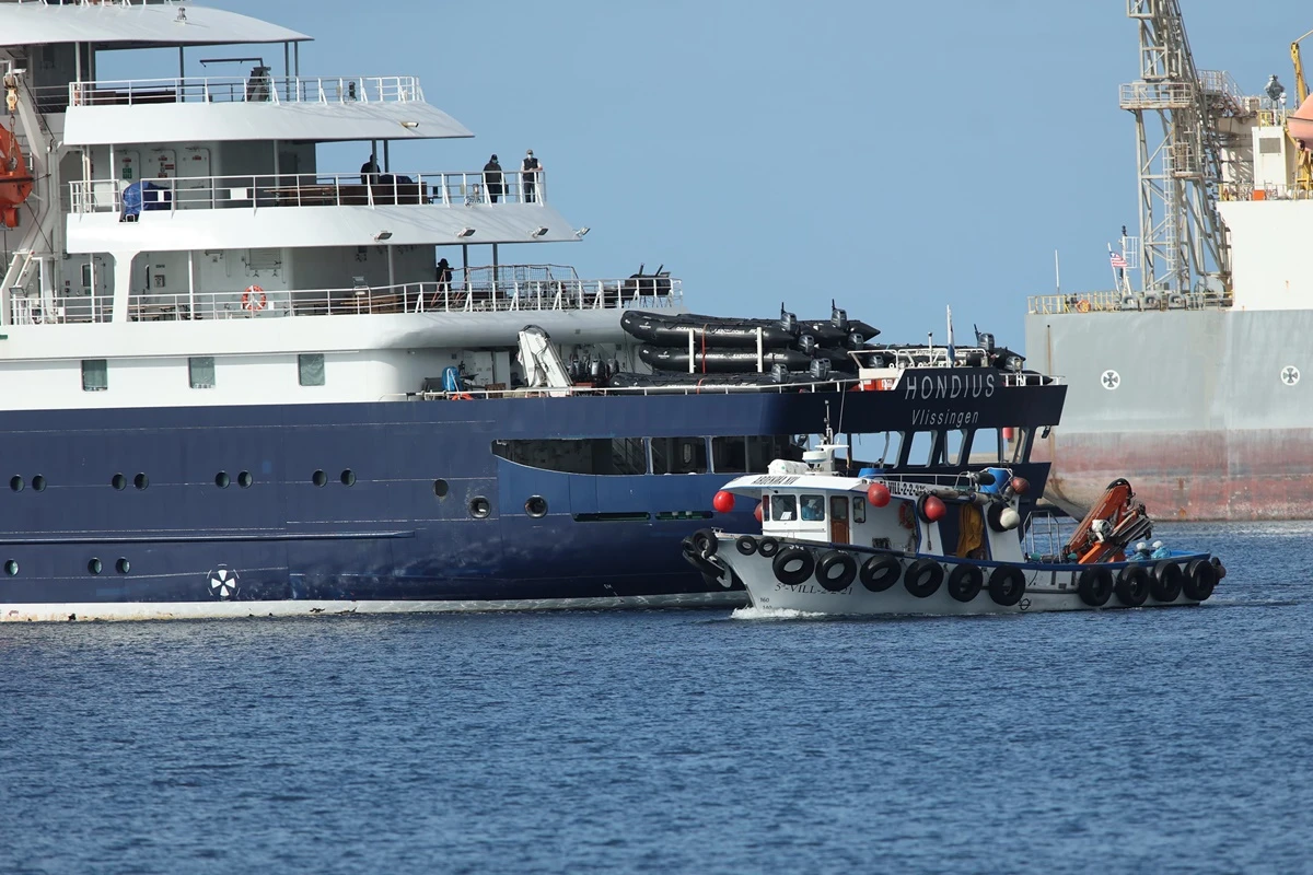 Hantavírus: primeiros passageiros começam a desembarcar de navio