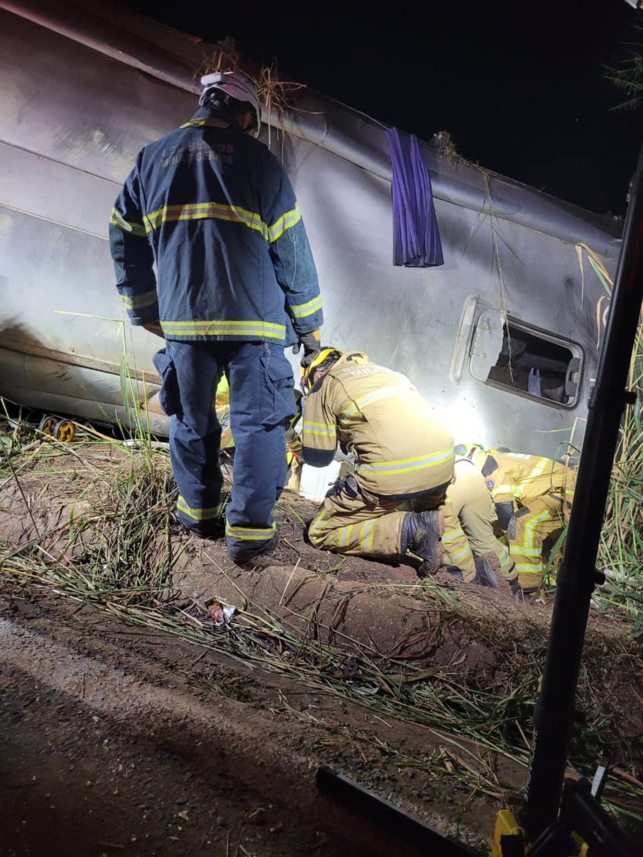 Acidente com ônibus em Diamantina deixa 1 morto e 39 feridos