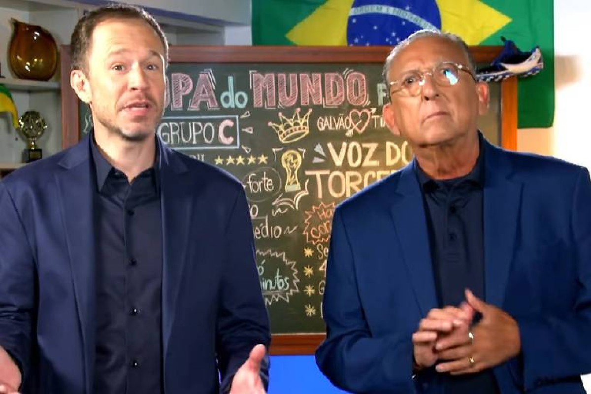 Jornalista lê notícia sobre programa esportivo no SBT durante a Copa do Mundo.