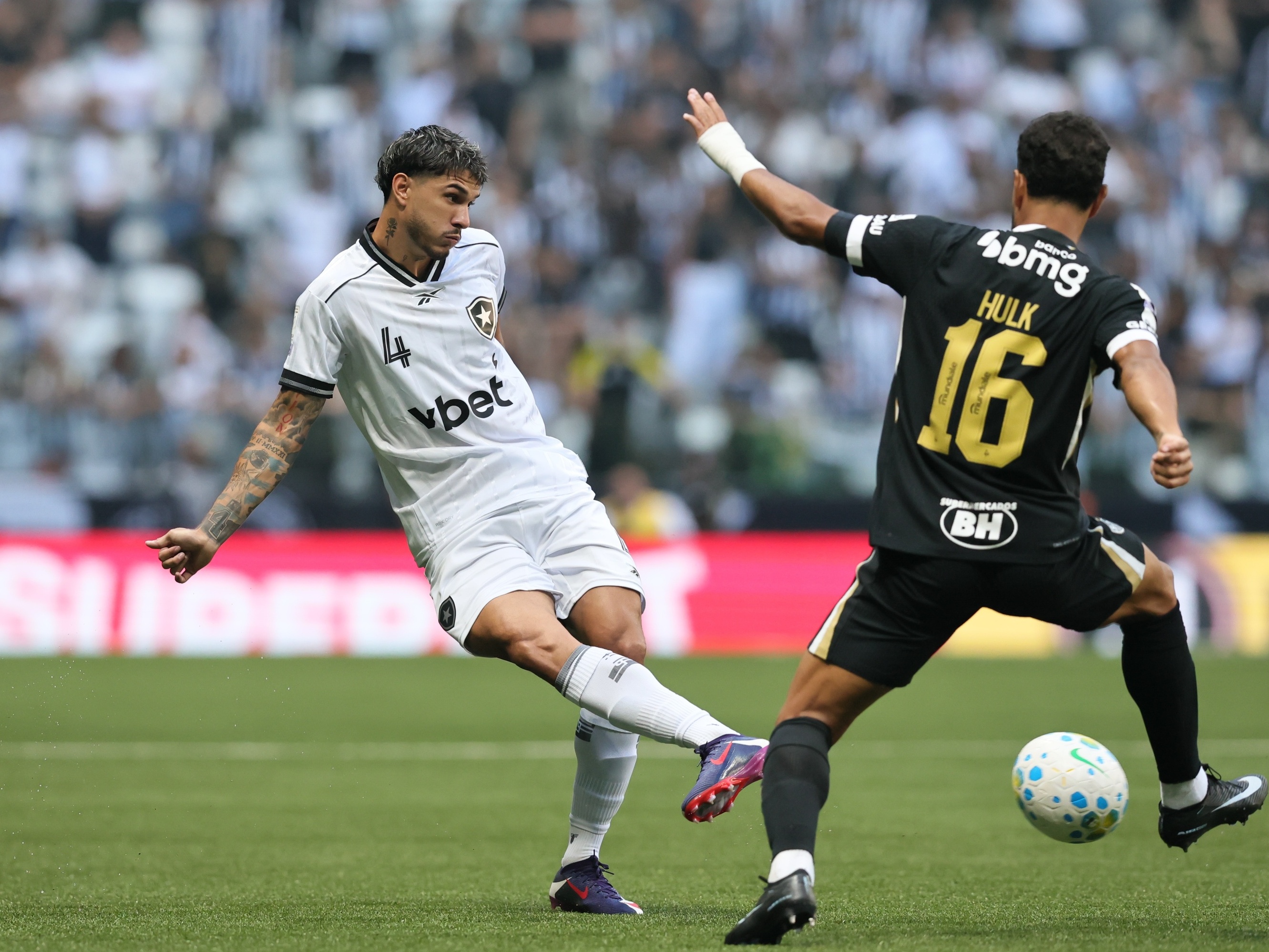 Botafogo faz no fim, empata e frustra Atlético em tarde de homenagem a Hulk