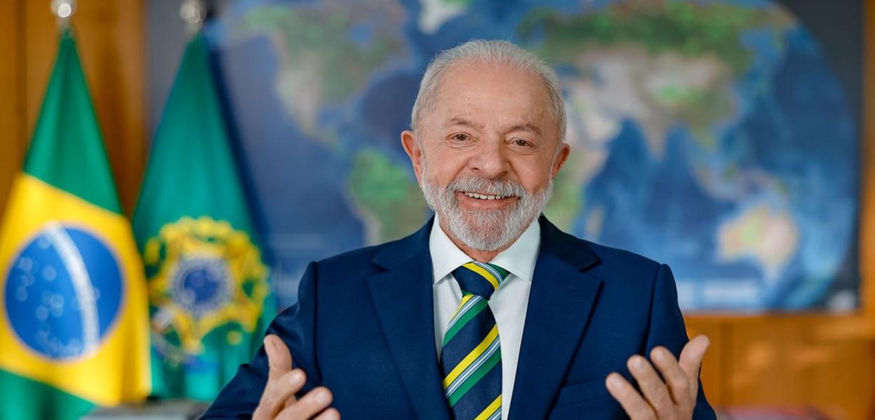 Líder político Lula se reúne com mães brasileiras para discutir a escala de trabalho.