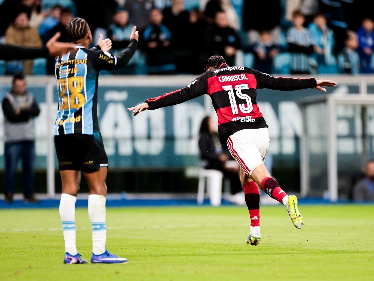 Flamengo se aproxima o líder, machuca Grêmio e tira Corinthians do descenso