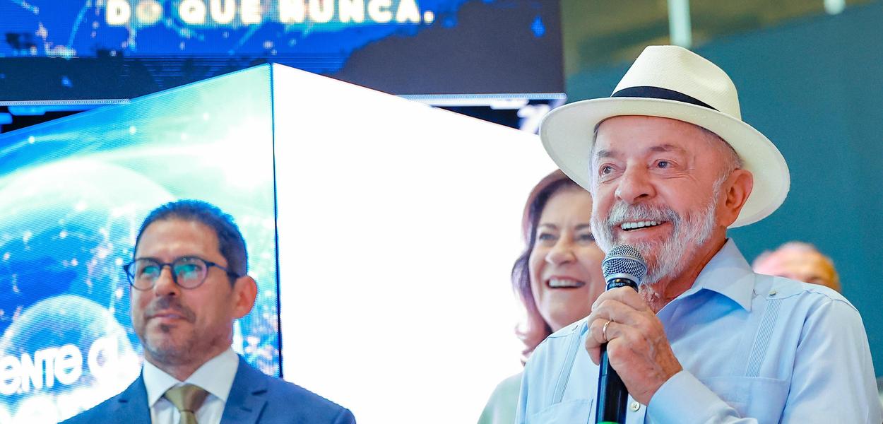 Homens e mulheres de diferentes idades e regiões do Brasil sorrindo e apontando gráficos de crescimento econômico.