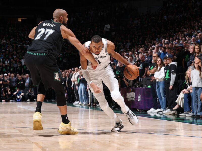 Wembanyama é expulso nos Spurs e Timberwolves empatam série com virada; Knicks varrem 76ers