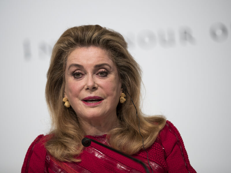 Catherine Deneuve presta homenagem a Marilyn Monroe em livro de fotografias