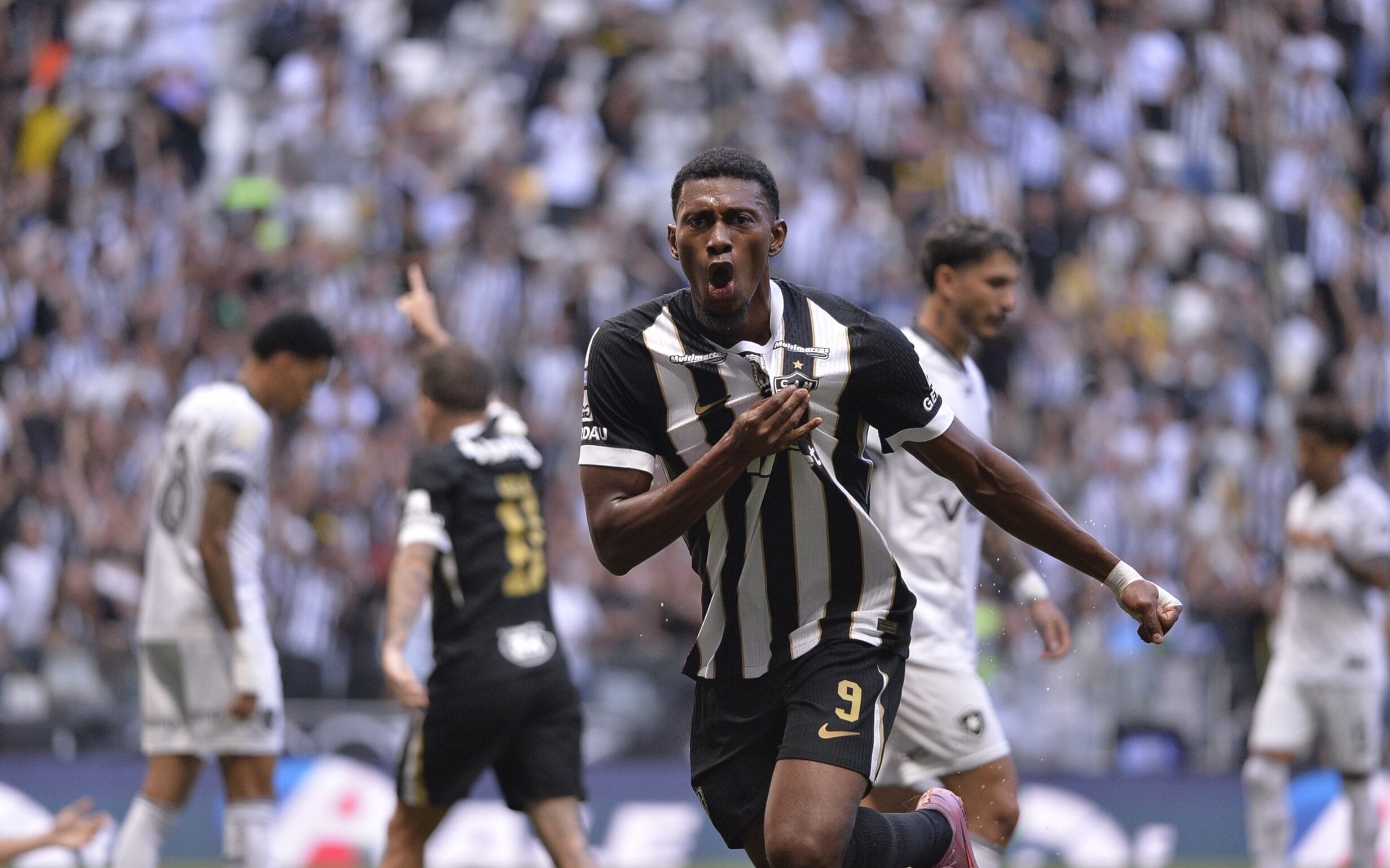 Gol de abertura marcado por Cassiera no jogo entre Atlético-MG e Botafogo.