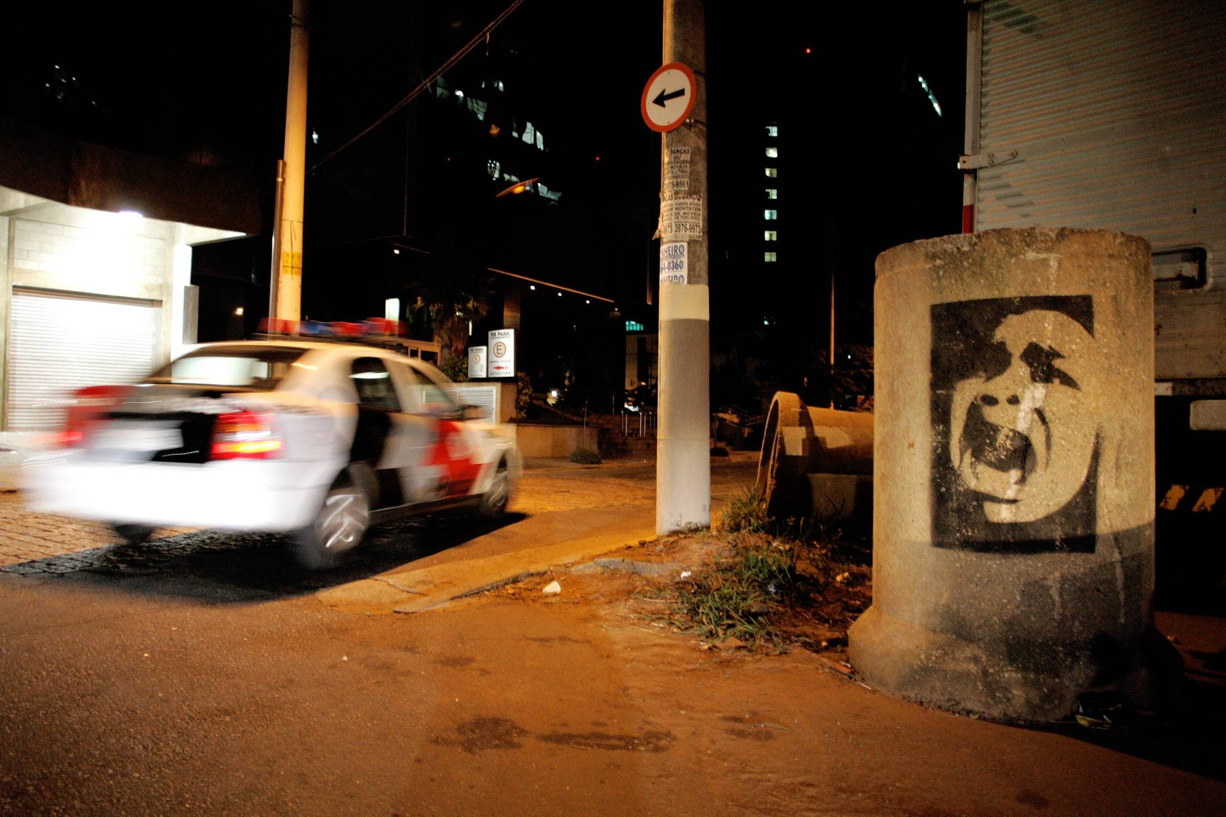 Imagem de uma página de jornal com notícias sobre crimes impunes em SP, com fotos e textos em destaque.