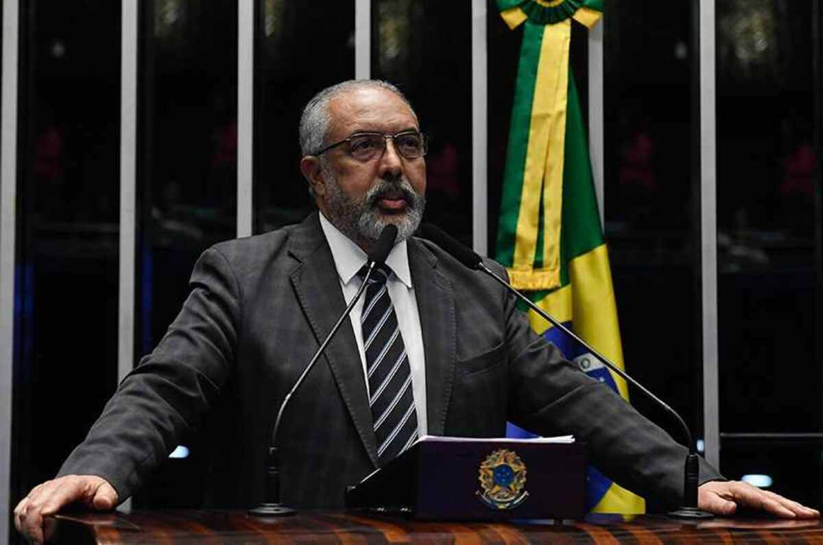 Paulo Paim classifica caso Master como "o mais grave" em 40 anos