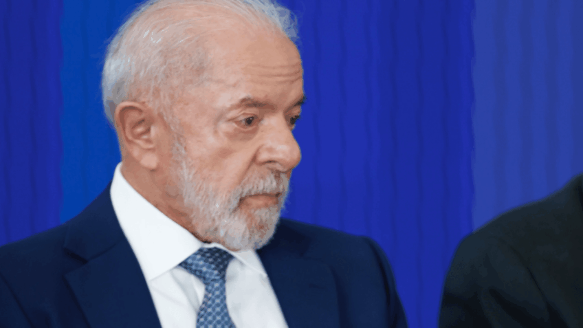 Políticos do governo Lula defendem a "taxa das blusinhas" em reunião de imprensa.