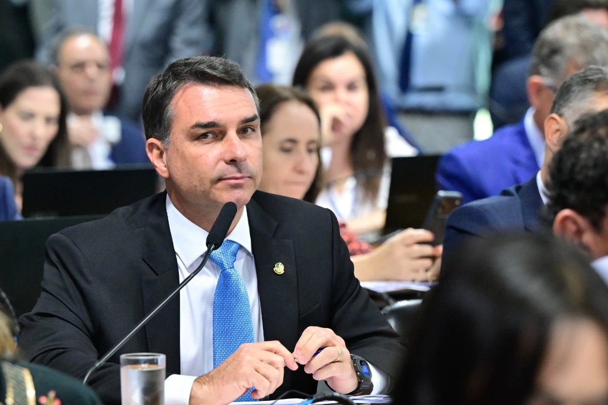 Oposição prega cautela, mas teme prejuízo para Flávio Bolsonaro por relação com Vorcaro