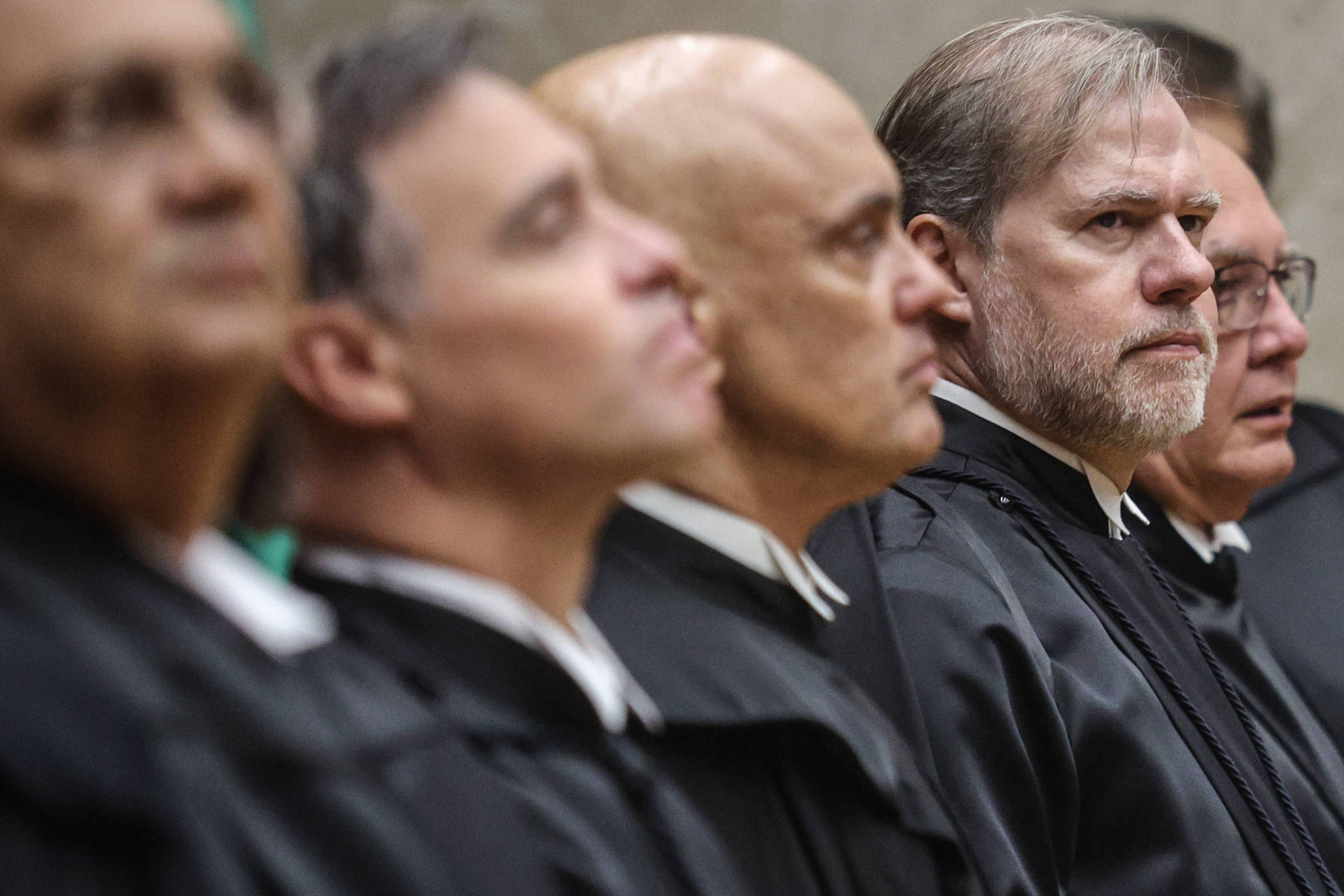 Ministros do STF discutem demissão compulsória de servidores celetistas com idade acima de 75 anos.