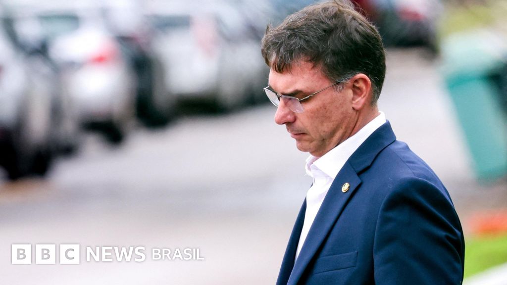 Como a imprensa internacional noticiou conversa de Flávio Bolsonaro e Vorcaro: 'Crise de proporções ainda incalculáveis'