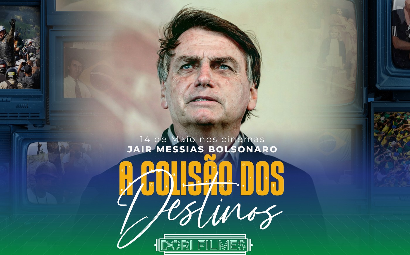 Jornalista segurando um roteiro de entrevista com Flávio Bolsonaro.