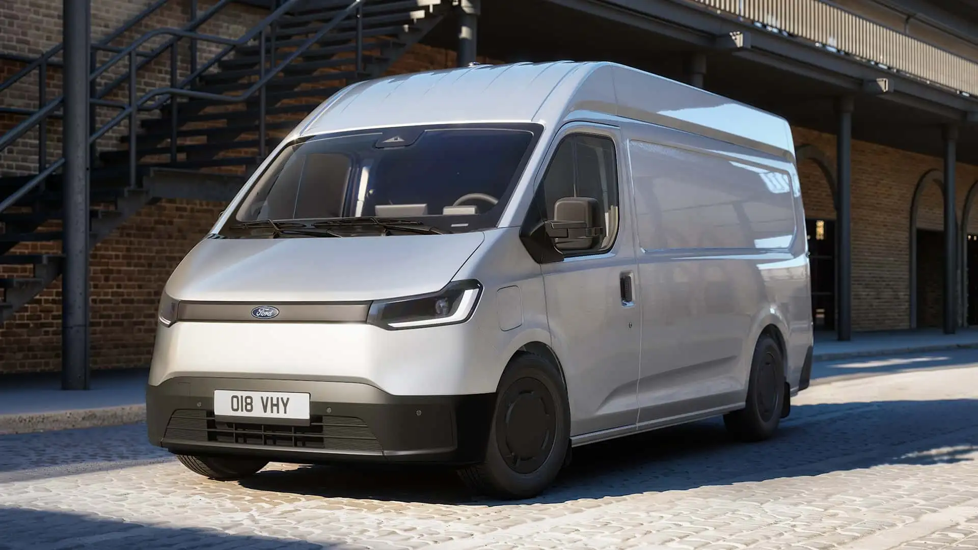 Ford Transit City em frente a uma fábrica automobilística com a Fiat Scudo e Citroën Jumpy ao fundo.