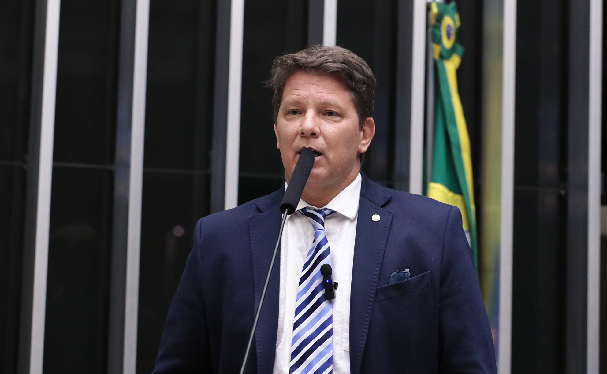Mario Frias dá nova versão sobre investimento de Vorcaro para filme de Bolsonaro