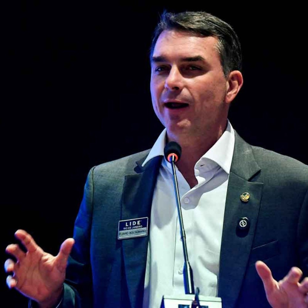 Gravação gera crise na campanha de Flávio; Michele seria alternativa