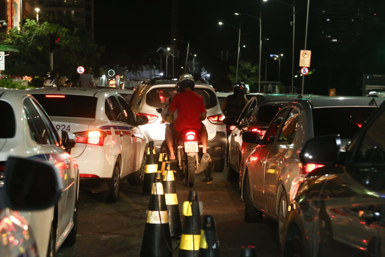 Engarrafamento na região do Salvador Shopping irrita motoristas e trava cidade