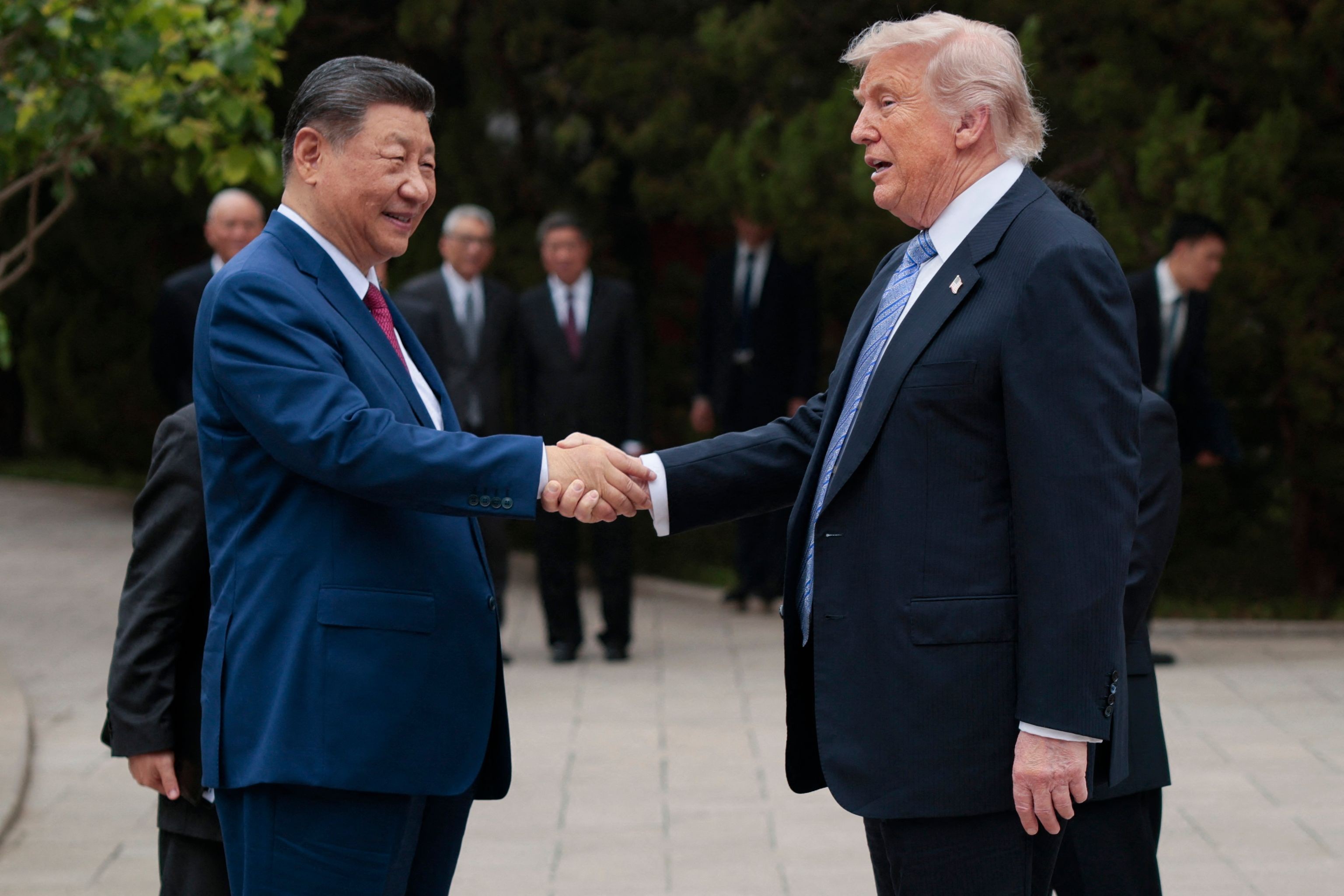Trump afirma ter feito 'acordos comerciais fantásticos' com Xi em último dia de viagem à China
