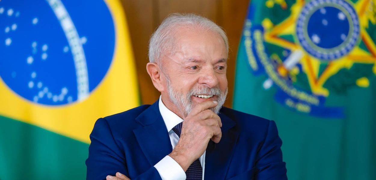 O Presidente Lula anuncia investimentos históricos no tratamento de câncer no SUS.