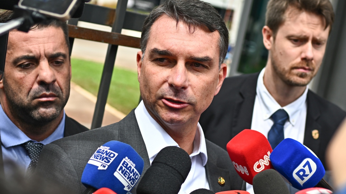 Flávio Bolsonaro diz que pediu prestação de contas à produtora de filme sobre o pai