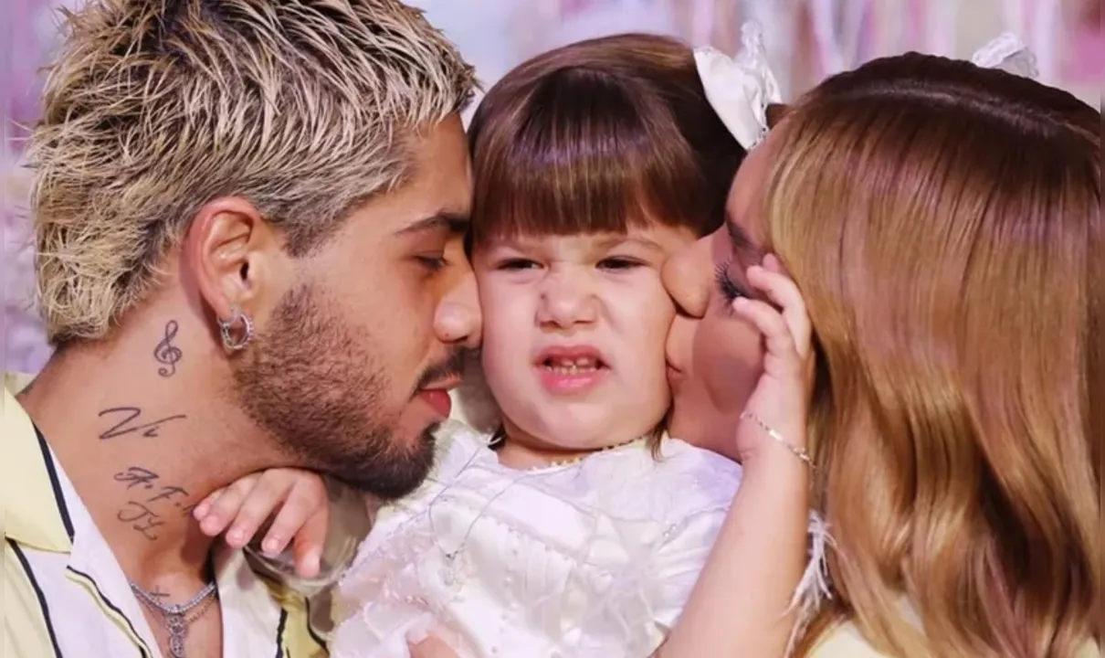 Homem e filhos se abraçam após separação parental, demonstrando apoio e amor.