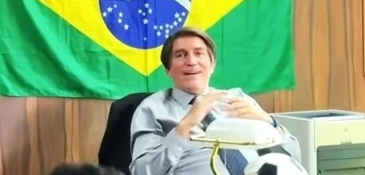 Cena de notícia jornalística com jornalista lendo roteiro vazado de filme sobre Bolsonaro.