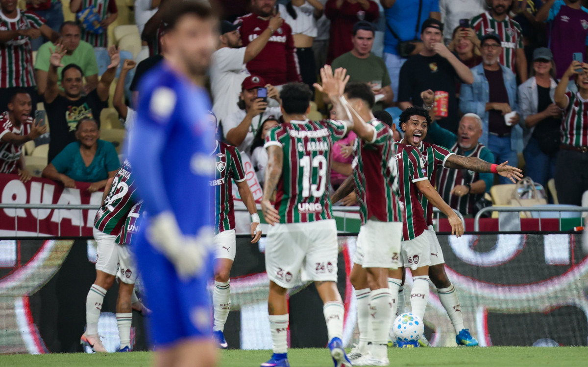 Fluminense vence São Paulo e se mantém na caça aos líderes do Brasileirão