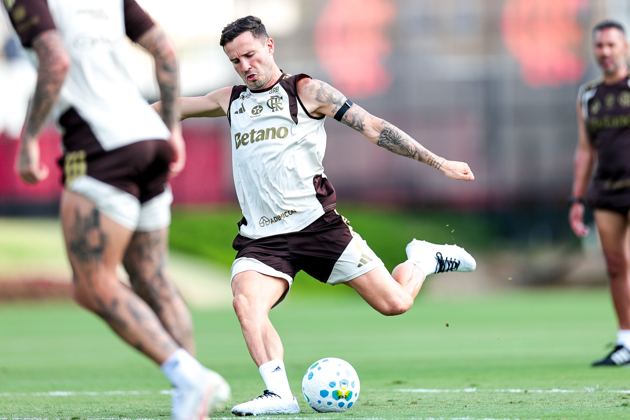 Três dias após eliminação da Copa do Brasil, Flamengo visita o Athletico com desfalques e dúvidas no meio de campo