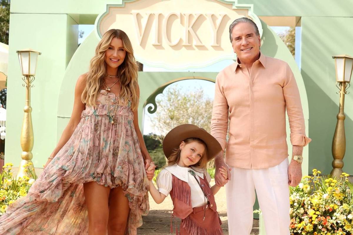 Look country e bolo gigante: aniversário de Vicky Justus reúne famosos em fazenda