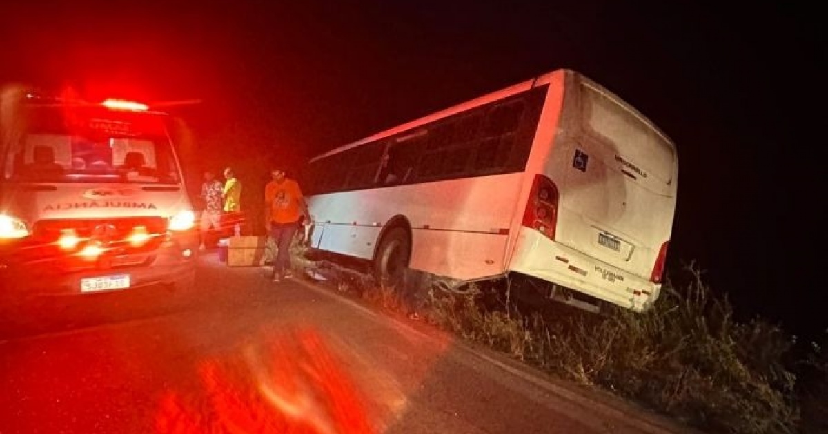 Batida entre micro-ônibus e carro deixa dois mortos em Valente
