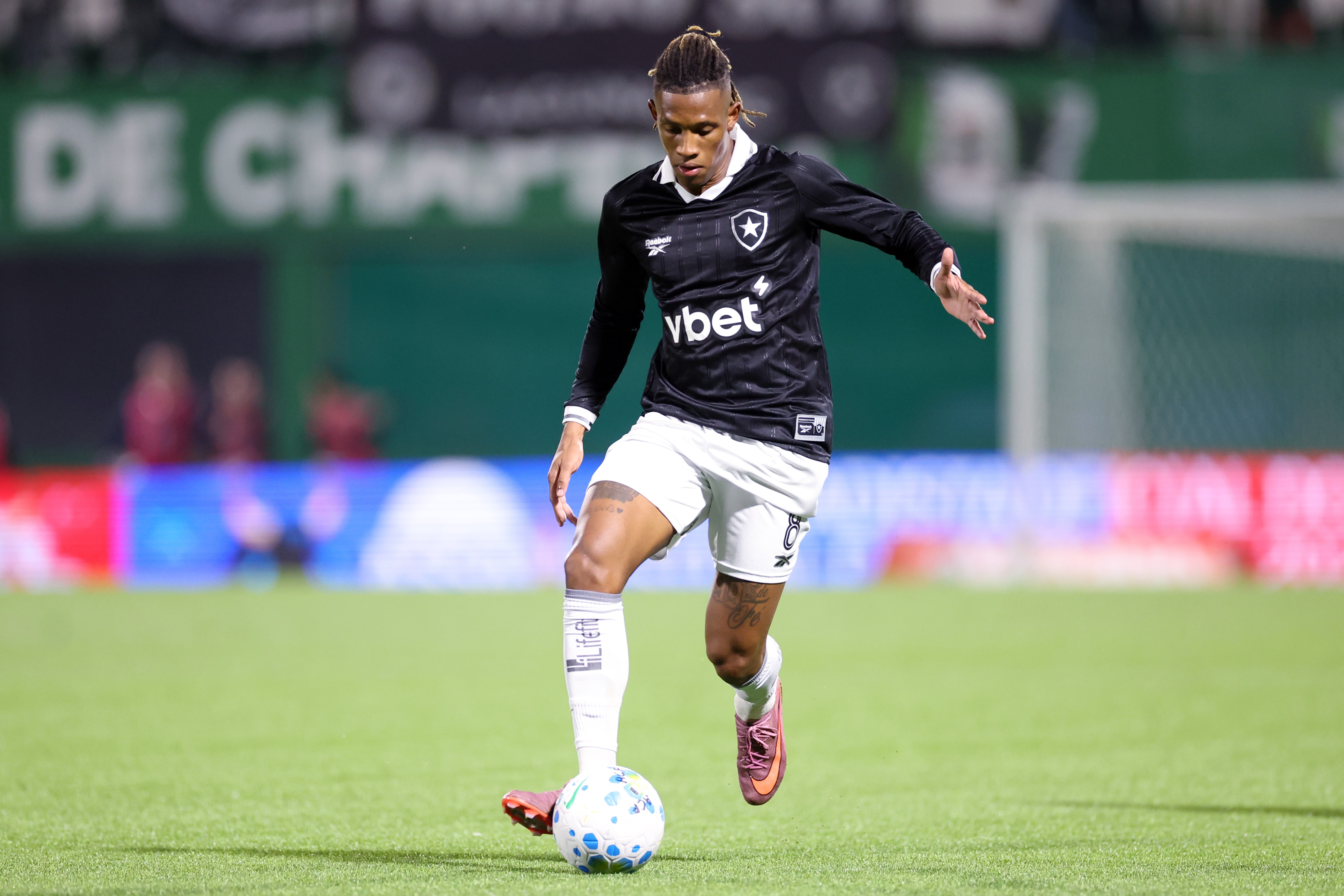 Com 12 jogos no Brasileirão, Danilo é cortado de Botafogo x Corinthians por 'razões pessoais'
