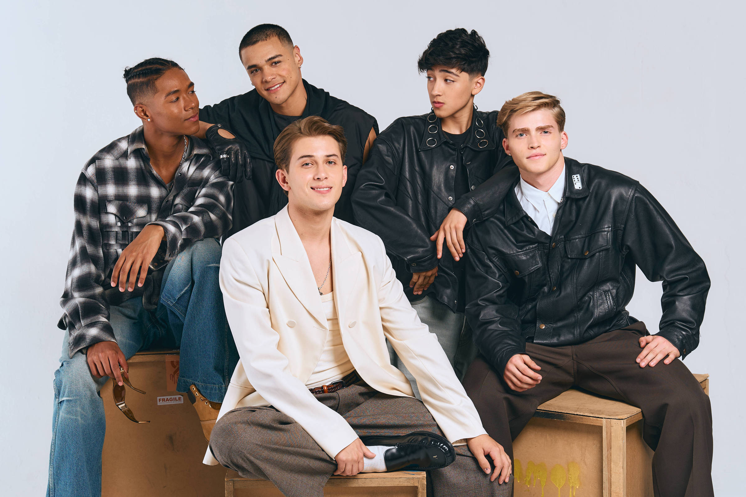 Conheça o Santos Bravos, grupo da empresa do BTS com brasileiro vencedor do The Voice Kids